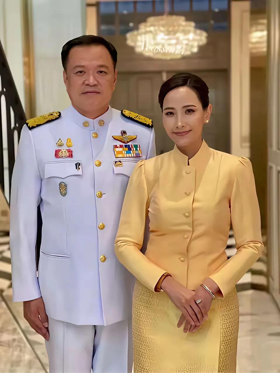关注泰国政局，而阿努廷的第三任妻子不能忽视。  

阿努廷，今年59岁，祖籍广东