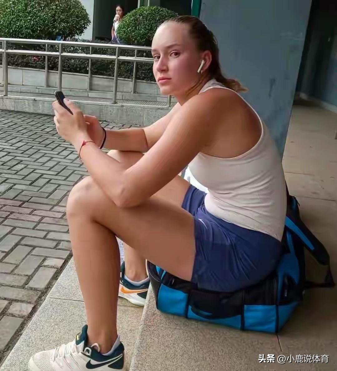 翻看莱巴金娜2018南宁这张老照片，很难把眼前软乎乎的少女，和现在球场上的她联想