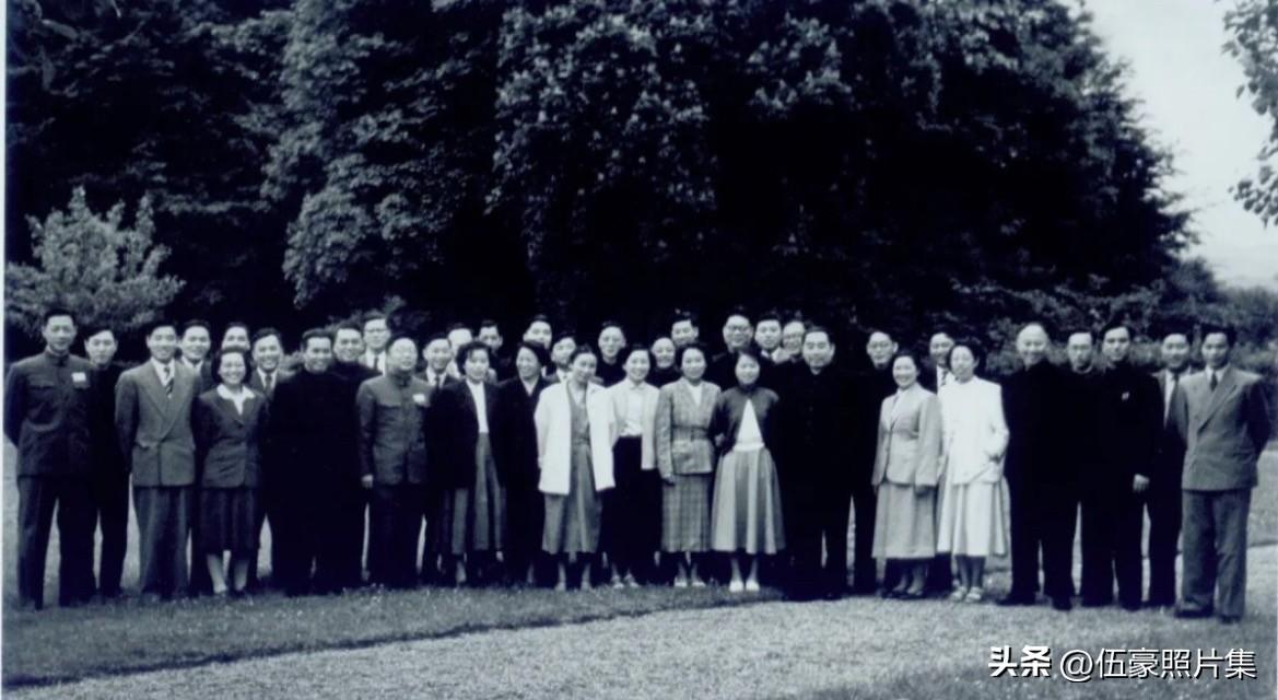 1954年4月至7月，周恩来总理率新中国代表团出席日内瓦会议，这是新中国首次以五