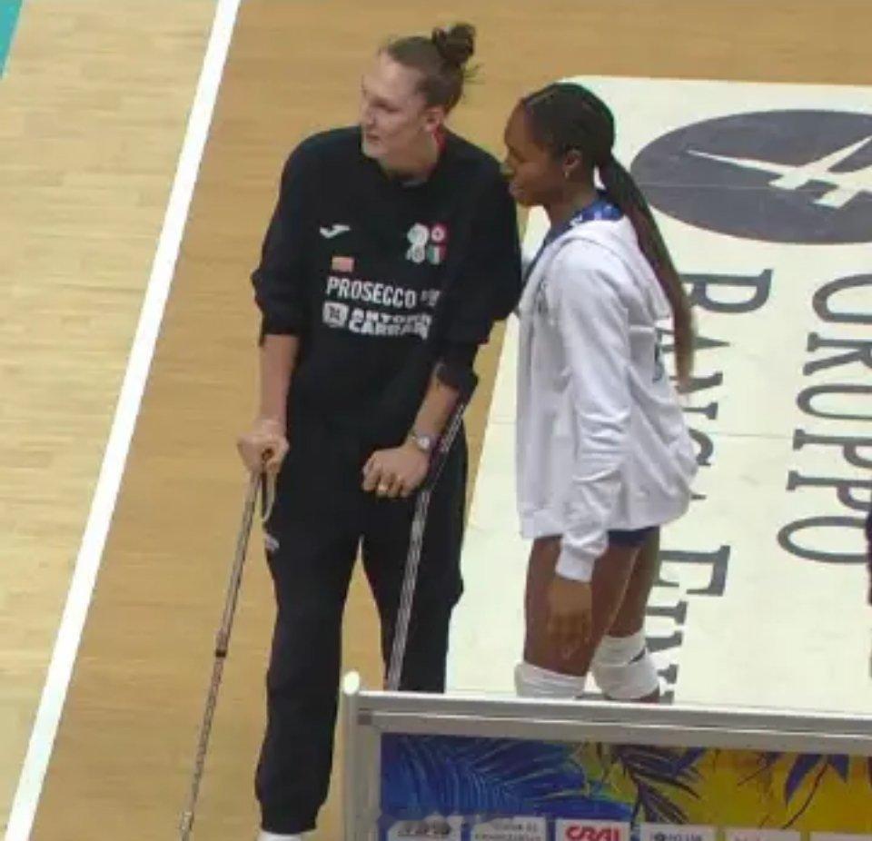 女排科内利亚诺 卢比安在周五的训练中扭伤了右脚踝。因伤缺席了早前的比赛，后来她拄