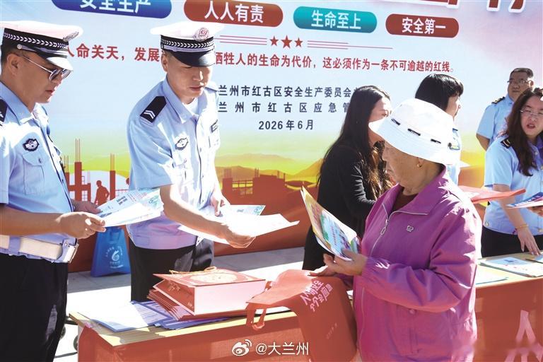 兰州交警守护一老一小平安出行【守护“一老一小”保障平安出行】6月12日，兰州公安