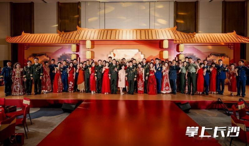 戎装配红妆！长沙31对军人军属八一举办集体婚礼
 
八一建军节当天，长沙融通长城