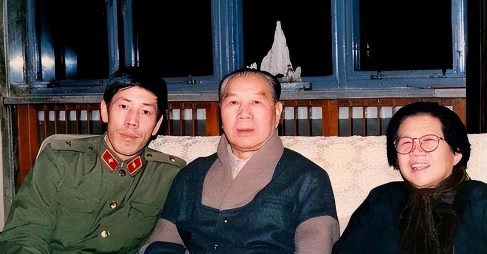 1976年司令员皮定均机毁人亡，司令部空悬一年无人敢坐，新司令上任第一件事不是阅