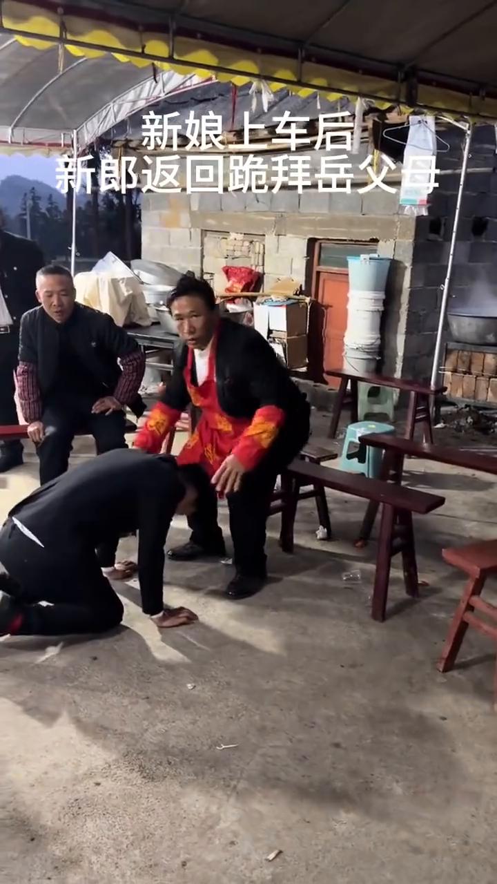 新娘上车后，新郎返回跪拜岳父母。