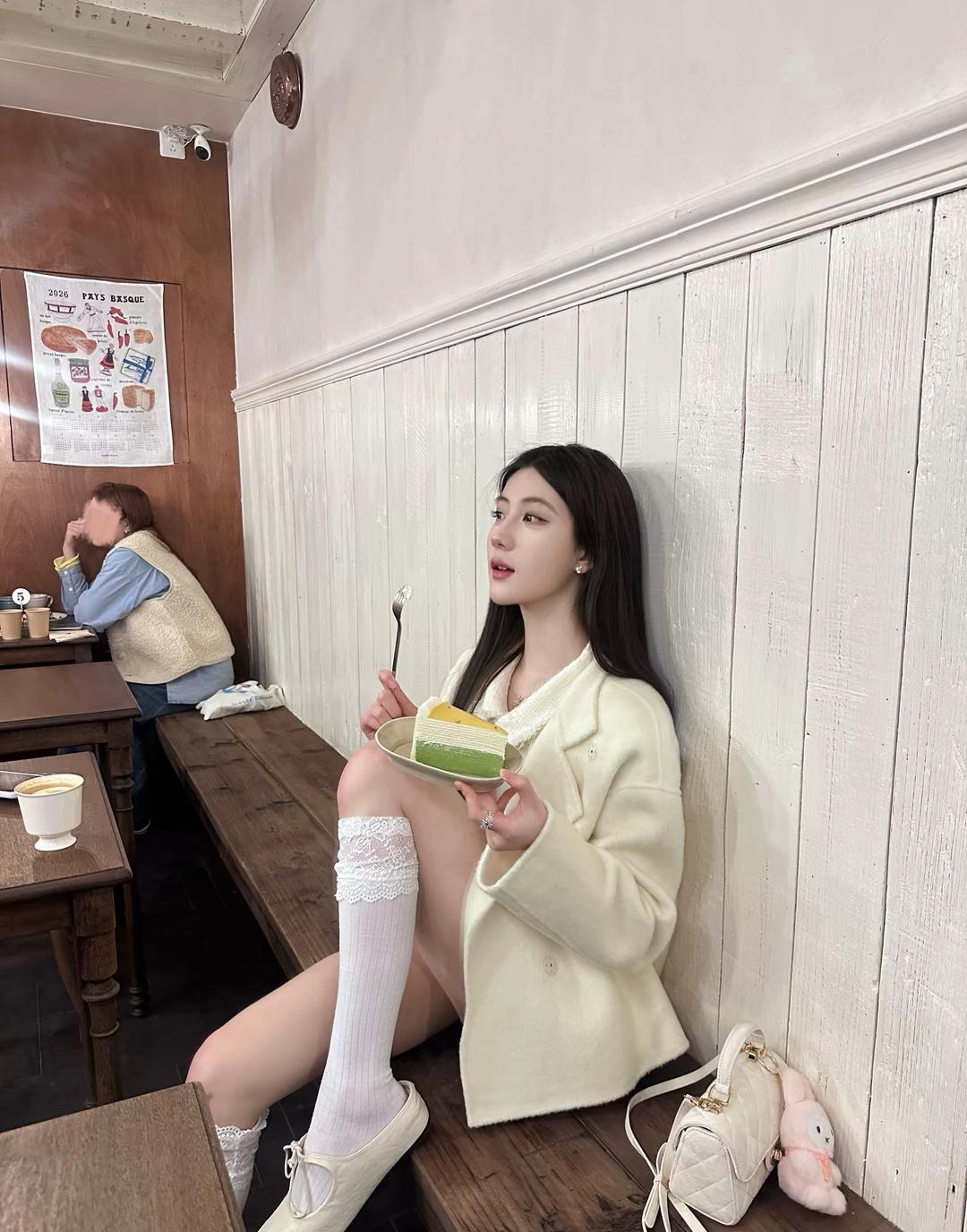 花间美人坐，品尝美味糕。