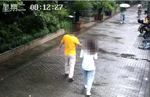 浙江湖州，年轻女生遭遇 60 岁男上司的猥亵，表示女生的胸部发育不好，但他有办法