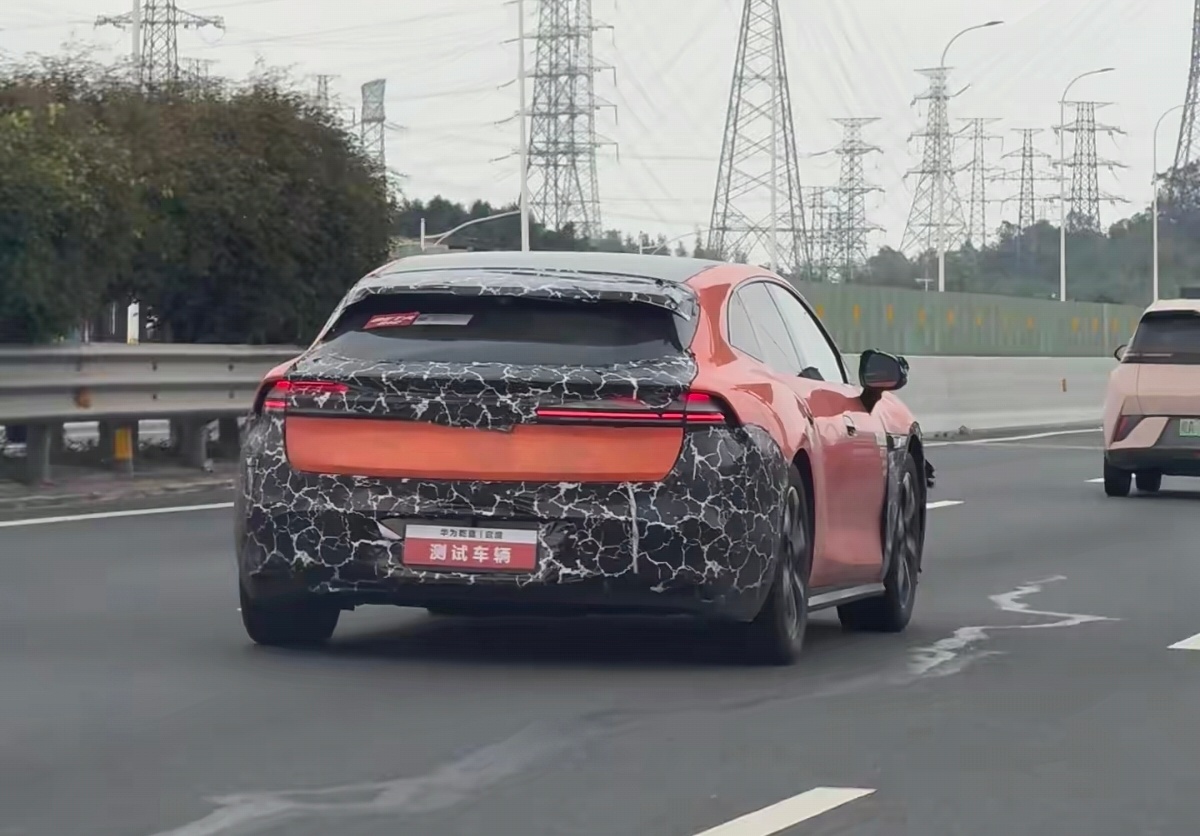 如果你经常开夜车，你可能也会觉得漫反射尾灯，真的非常友好。我现在有意无意，夜间跟