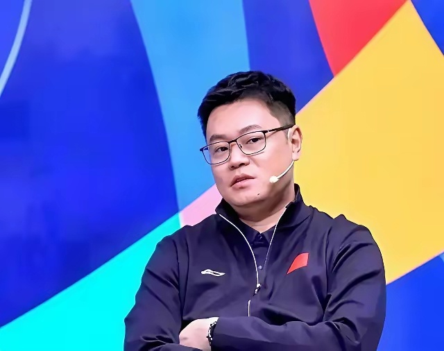 林昀儒为何2-3输给小将郭冠宏，侯英超一针见血指出缘由，林昀儒根本打不了左手将。