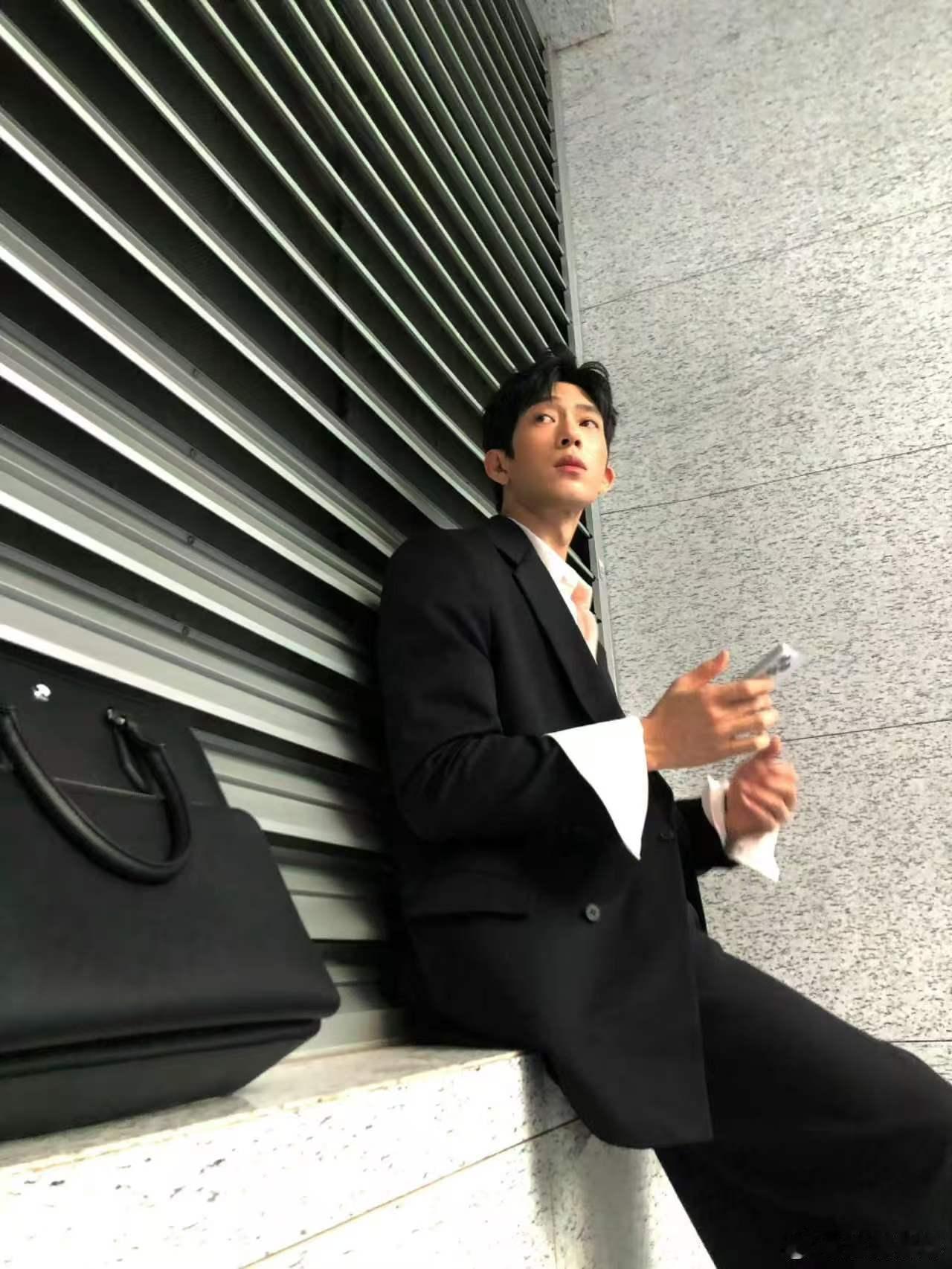 井柏然把秀场穿到Luke身上 Luke出圈不只是角色魅力，整套造型背后的审美思考