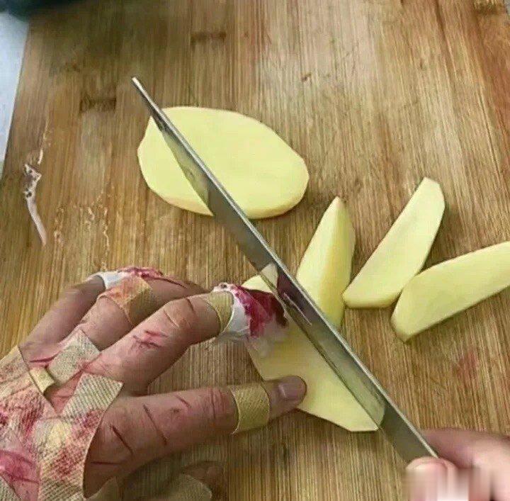 #搞笑#土豆：差点就切到我了 ​​​