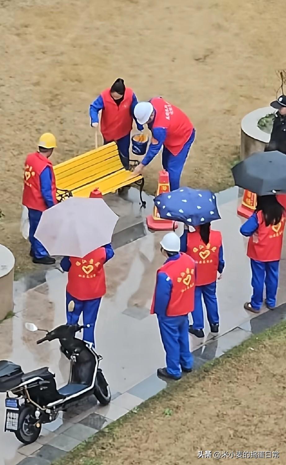 下雨天刷油漆？看的比干的多，这“表演式干活”太扎心了
 
下雨天刷油漆，这操作我