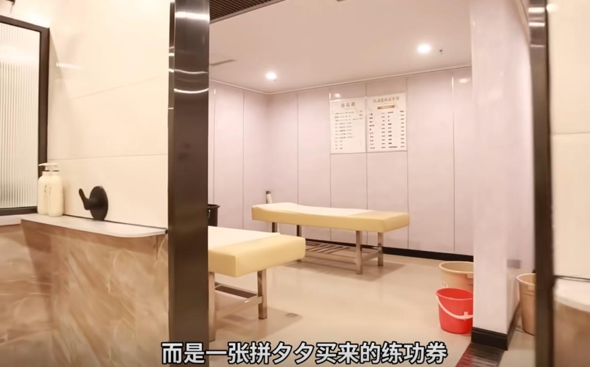 青岛这桩案子真是离谱到家，惯犯谎称金店老板拿网购练功券骗技师上门交易，转头支开对