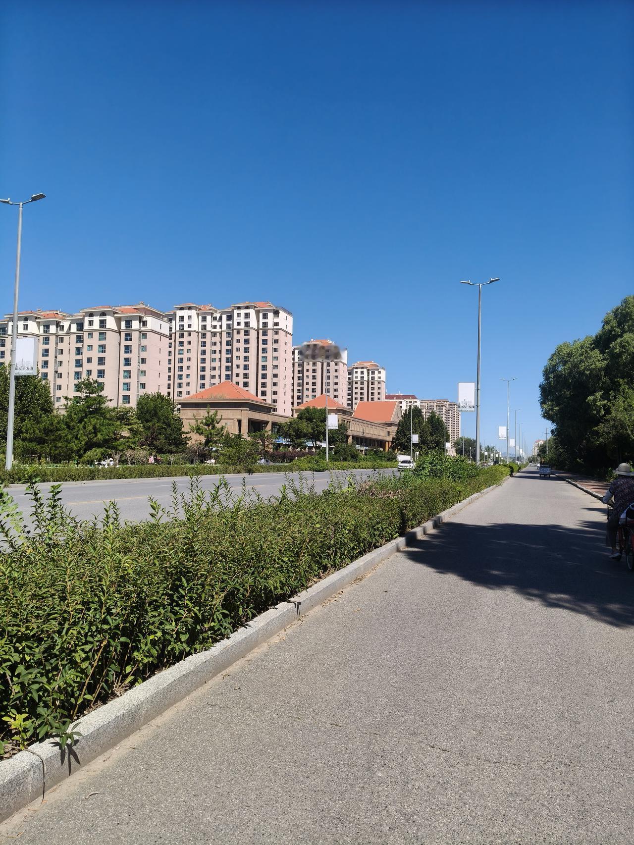 分享一下你随手拍的照片这是今天下午拍的城市街景，秋高气爽果然名不虚传，连天空都是