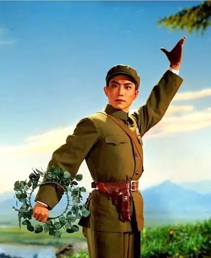 样板戏堪称文艺作品中经典里的经典，它以工农兵群众为主角，聚焦火热的现实生活与革命