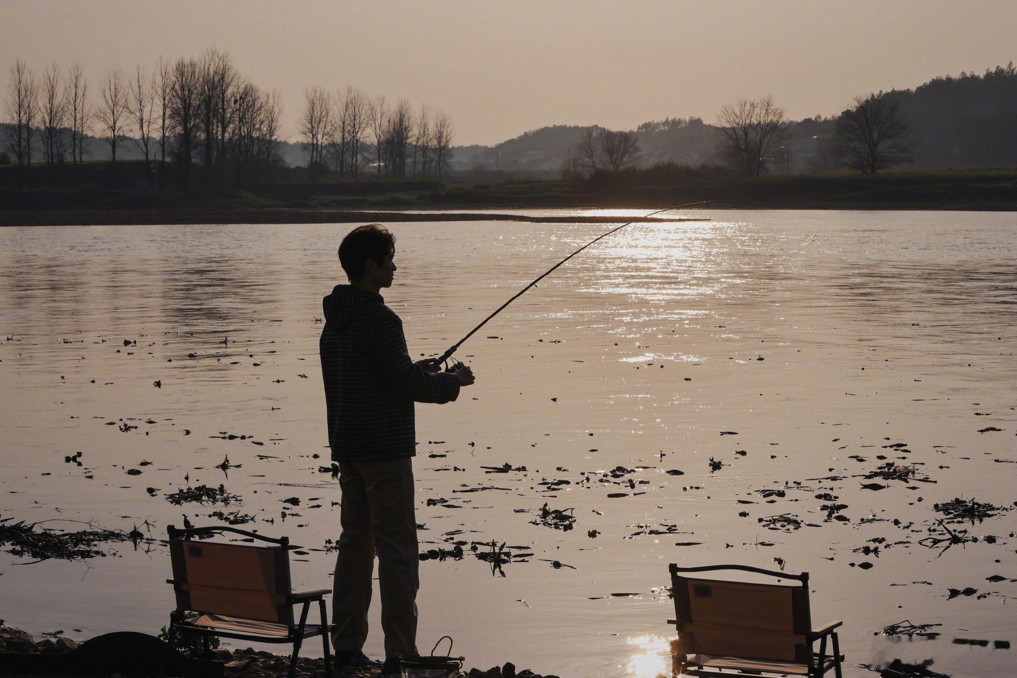 #魏大勋钓鱼随拍# 魏大勋今日钓鱼随拍 ​🌄🎣 #我们仨旅行舒适度拉满了##