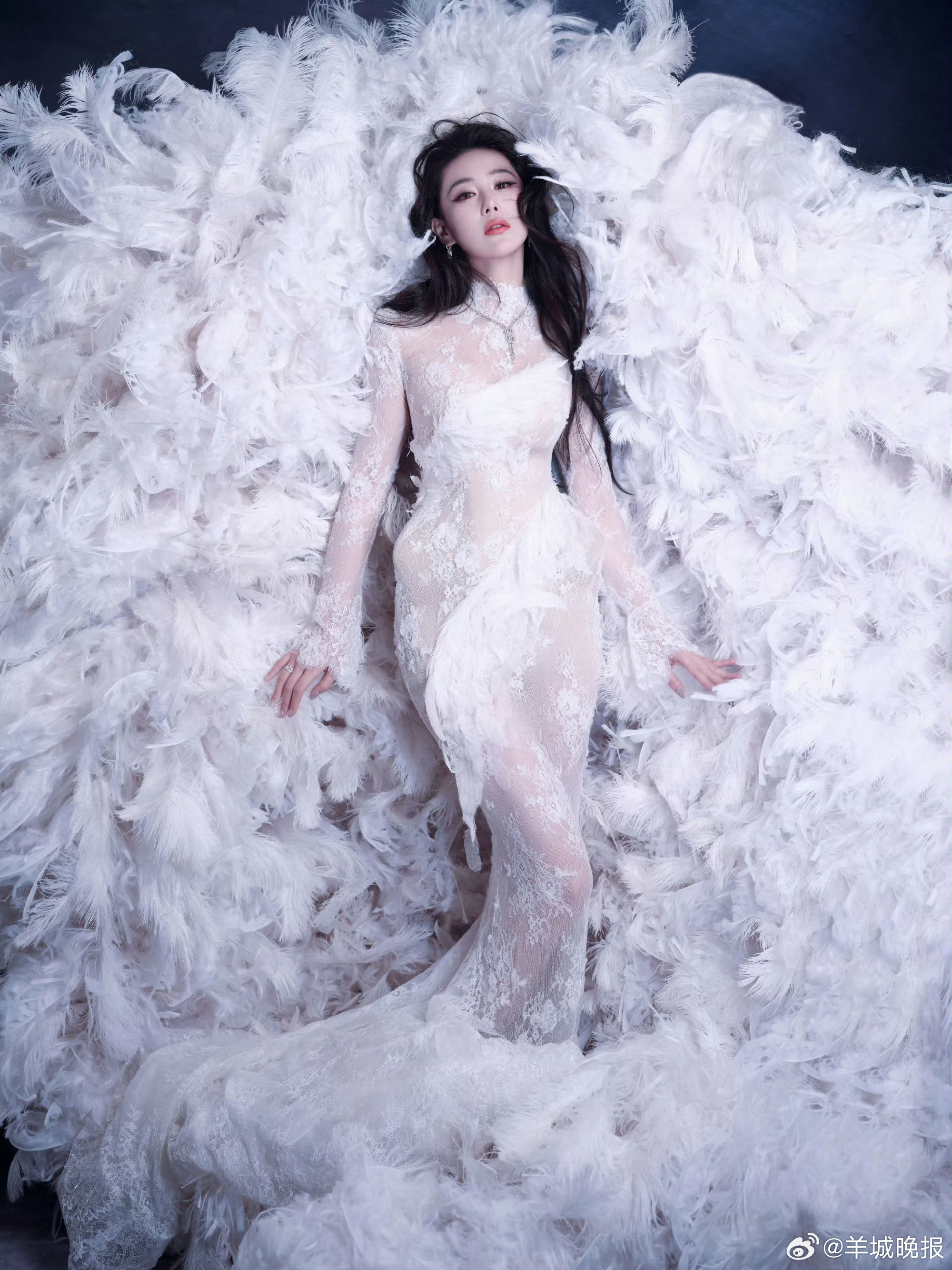 【海风吹来的松弛感，粼粼波光下，你最喜欢哪一位？】ELLE晚宴把三亚的海风吹进了