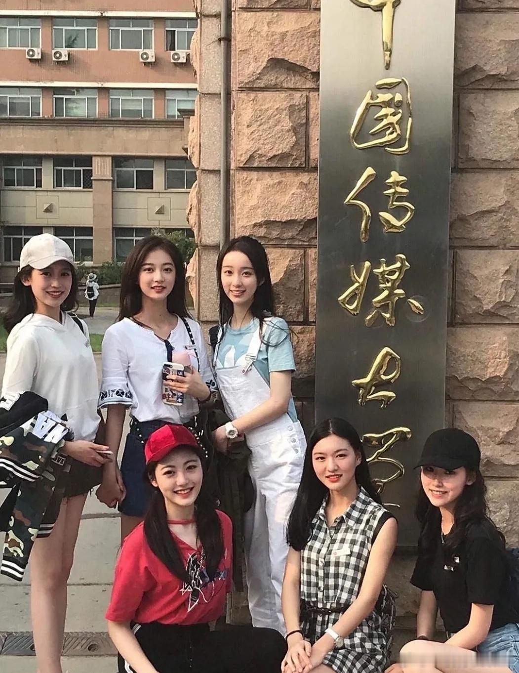 网上很火的一组照片，大学四年过去，同寝室的六个人最大的变化是什么？ ​​​