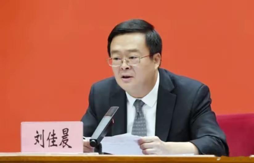 昆明市市长刘佳晨任上被查 这个市长好像喜欢跑马拉松，而且跑的还比较快，被跑友圈称