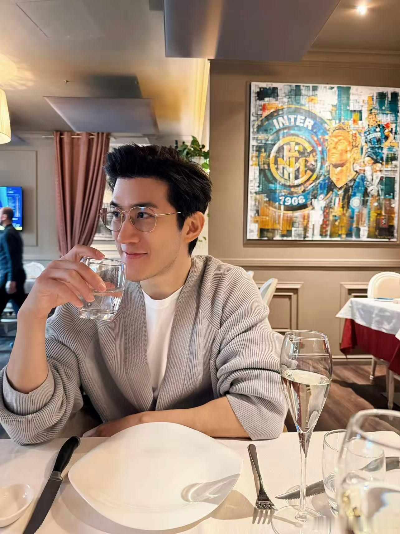 李治廷当爸 哇塞！好消息+1 李治廷晒出孩子的小手和月饼宣布当爸爸啦，中秋果然是