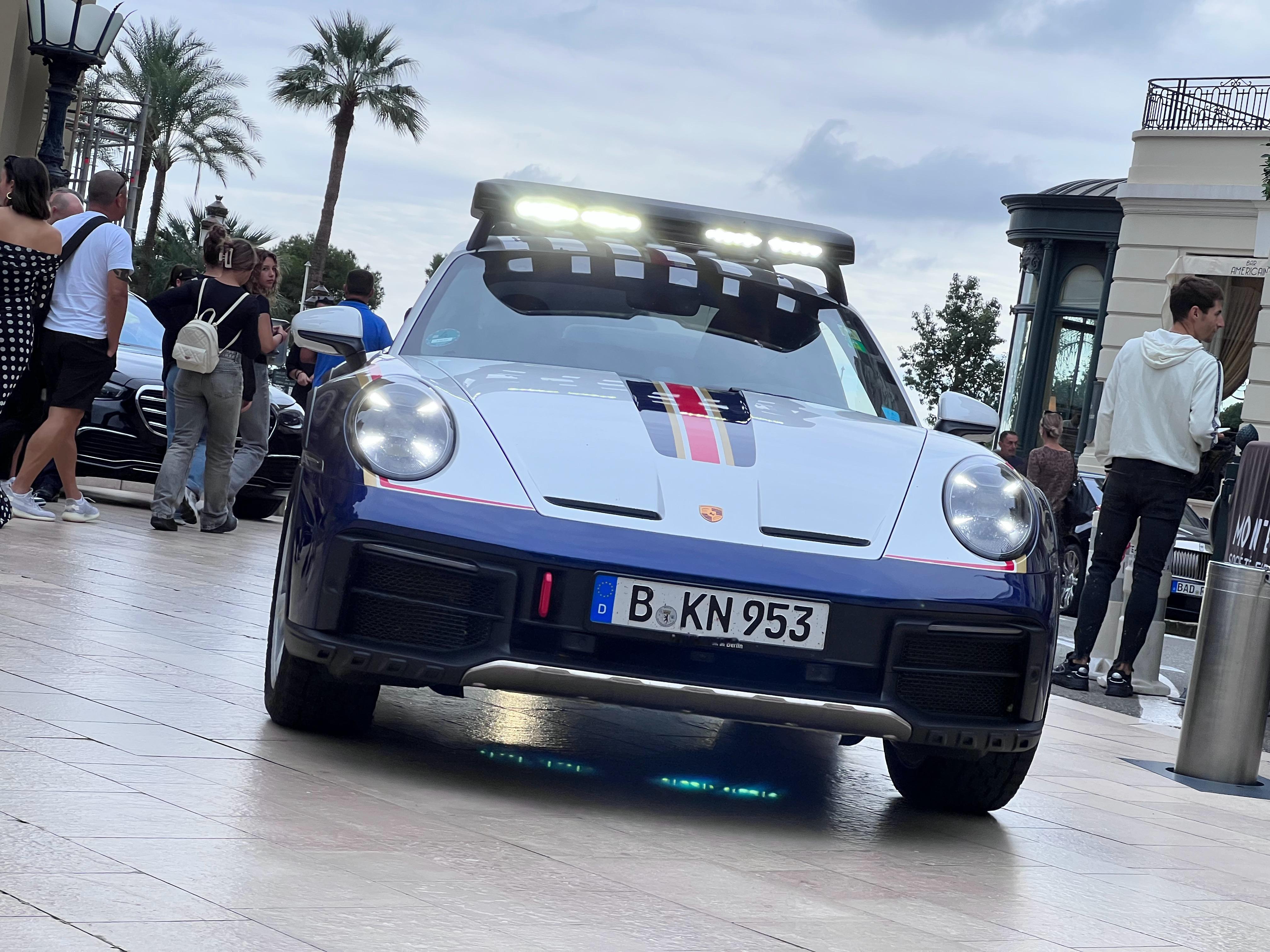 911 Dakar & Huracan Sterrato，都是广告色。 ​​​