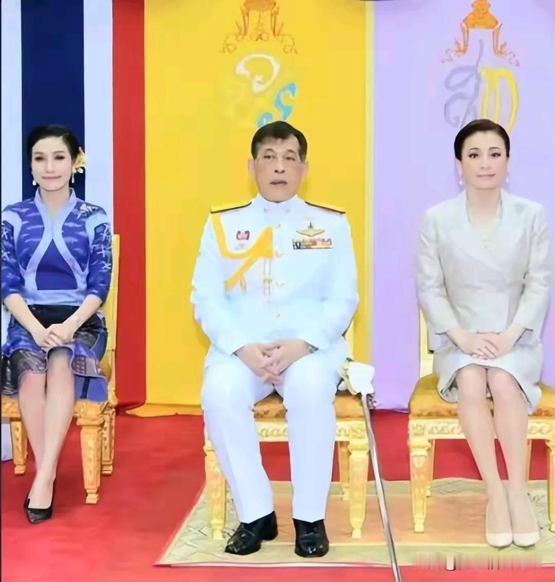 泰王的女人坐有坐姿，泰王貌似腰板都没挺直。她们都做得到只有泰王一个男人，泰王却见
