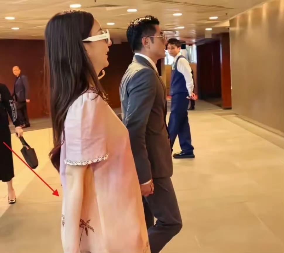 郭富城“天王基因”有望后继有人？方媛孕肚恐藏不住！
近日方媛陪丈夫郭富城出席活动