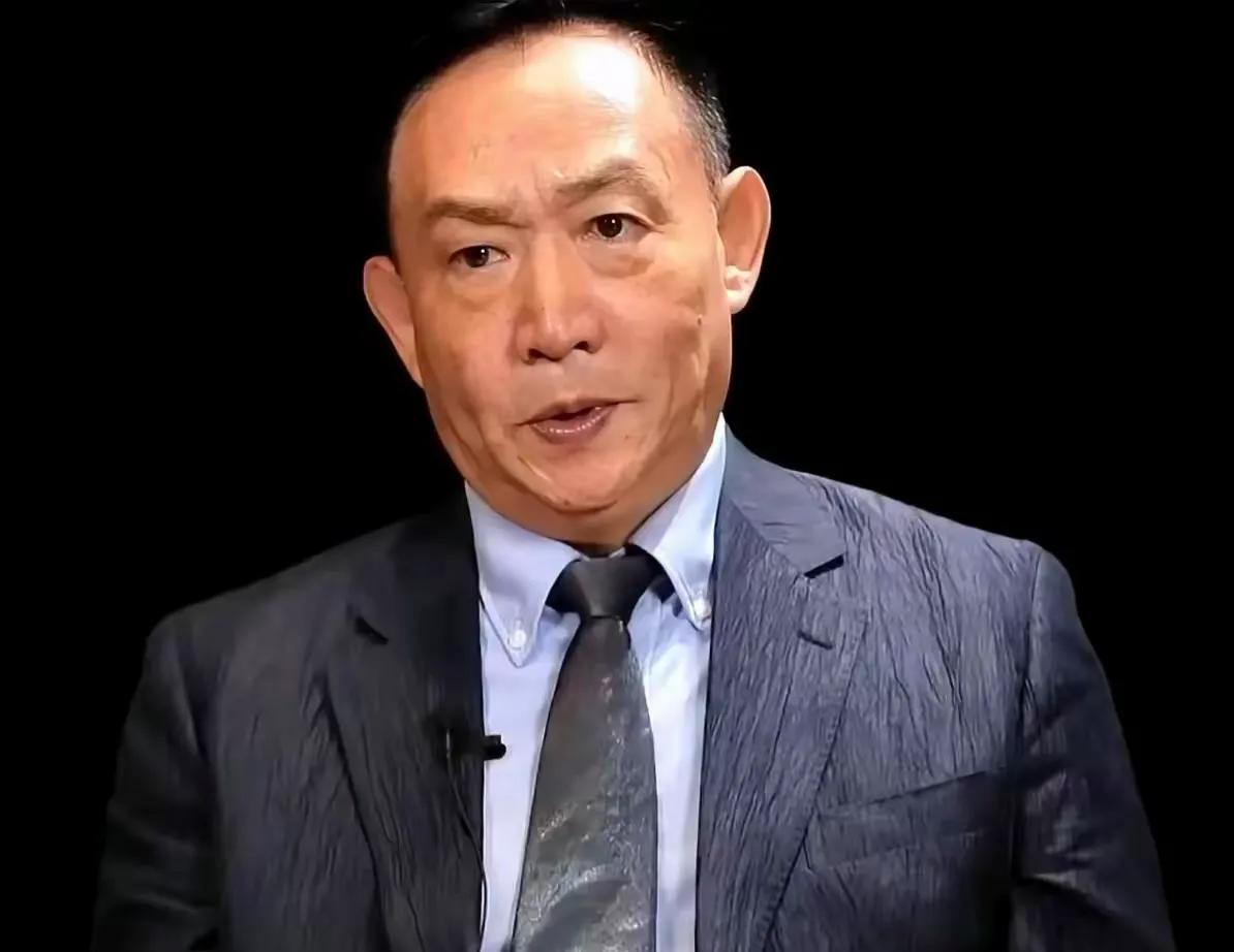 金融圈里有个叫卢麒元的人，他明明自己坐在资本的牌桌上吃了几十年的肉，现在却非要站