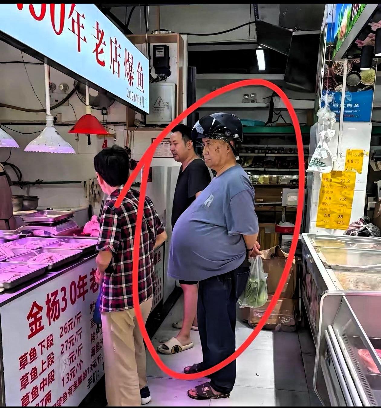 多次刷到该视频，这位男士的肚子好奇葩，是衣服里揣了东西，还是腹部就这么大呢？