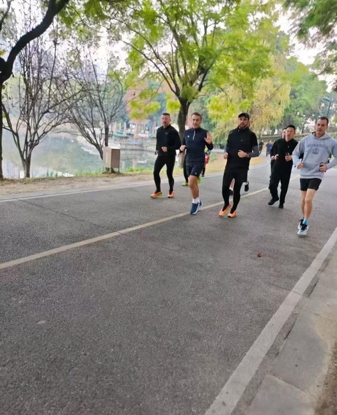 马克龙在成都街头晨跑马克龙总统抵达成都12月5日早，法国总统马克龙在锦城湖晨跑，