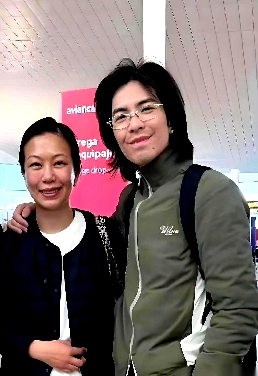 就一张机场照，底下评论三个字：母子感。
够狠吧？
说的是萧敬腾和他那个大14岁的