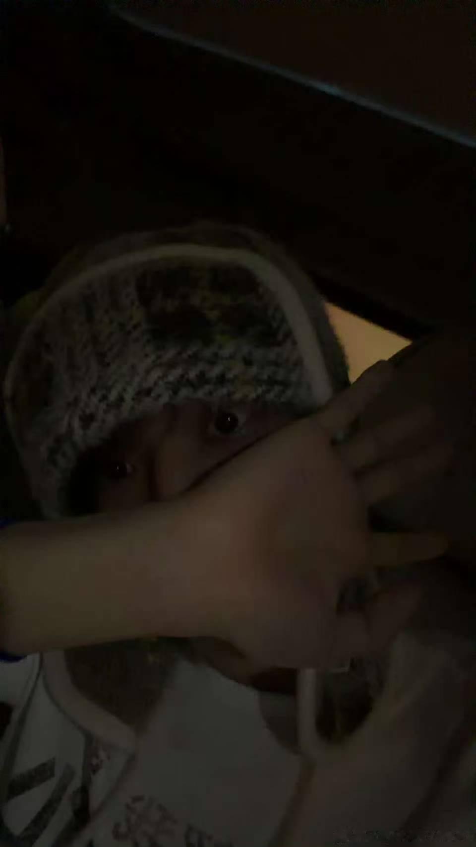 张子墨喜欢的帽子张子墨喜欢这个帽子 想起一句话帽子反戴谁也不爱，这个张子墨怎么这