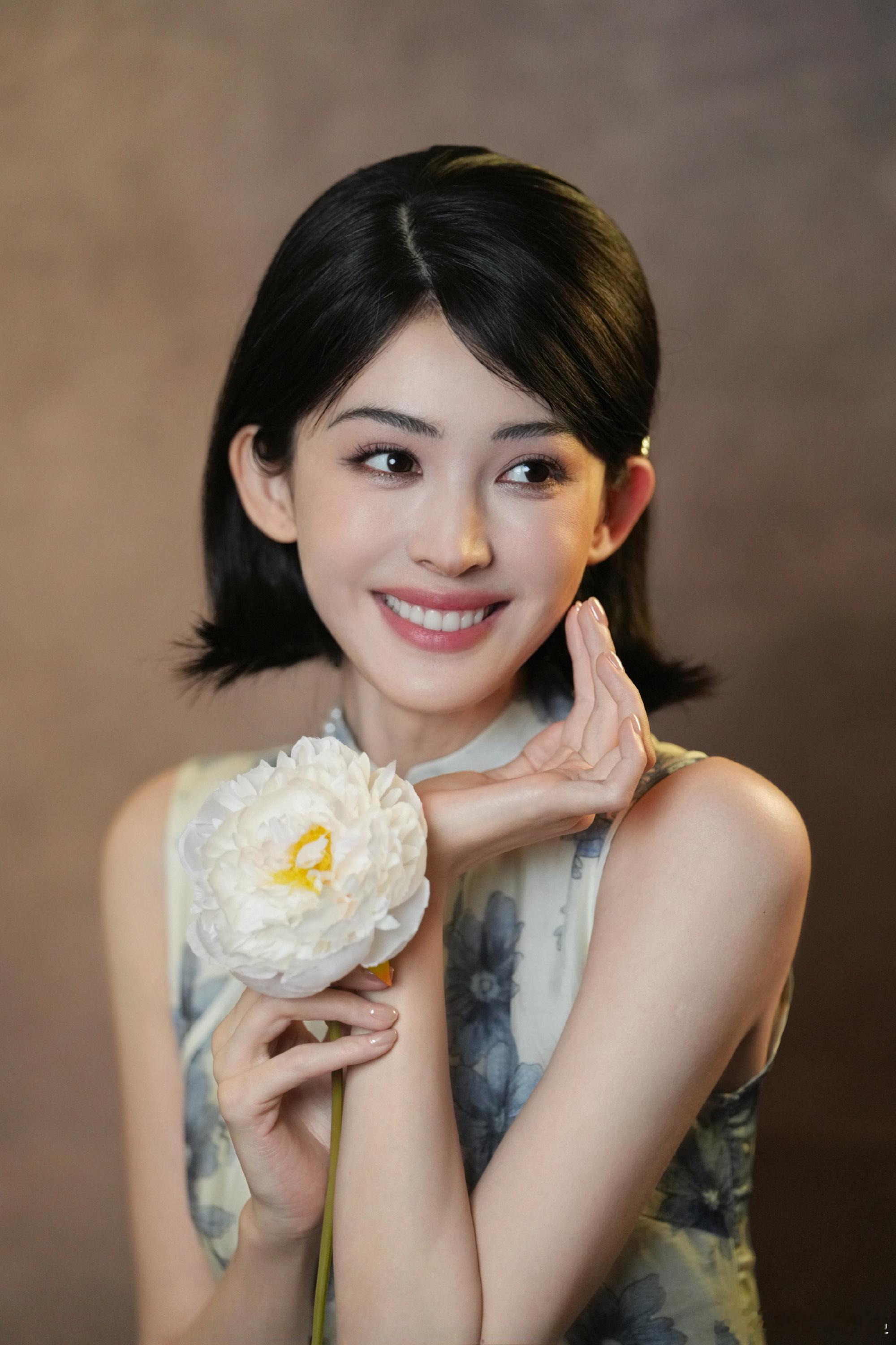 短发+无袖碎花旗袍的奇妙搭配✅复古咖啡馆场景加持，将民国氛围感穿搭狠狠拿捏住了，