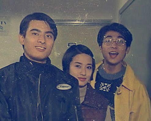 保剑锋马伊琍这对帅哥美女他们是大学同学，他们两人应该都是看好姐弟恋的。当年马伊琍