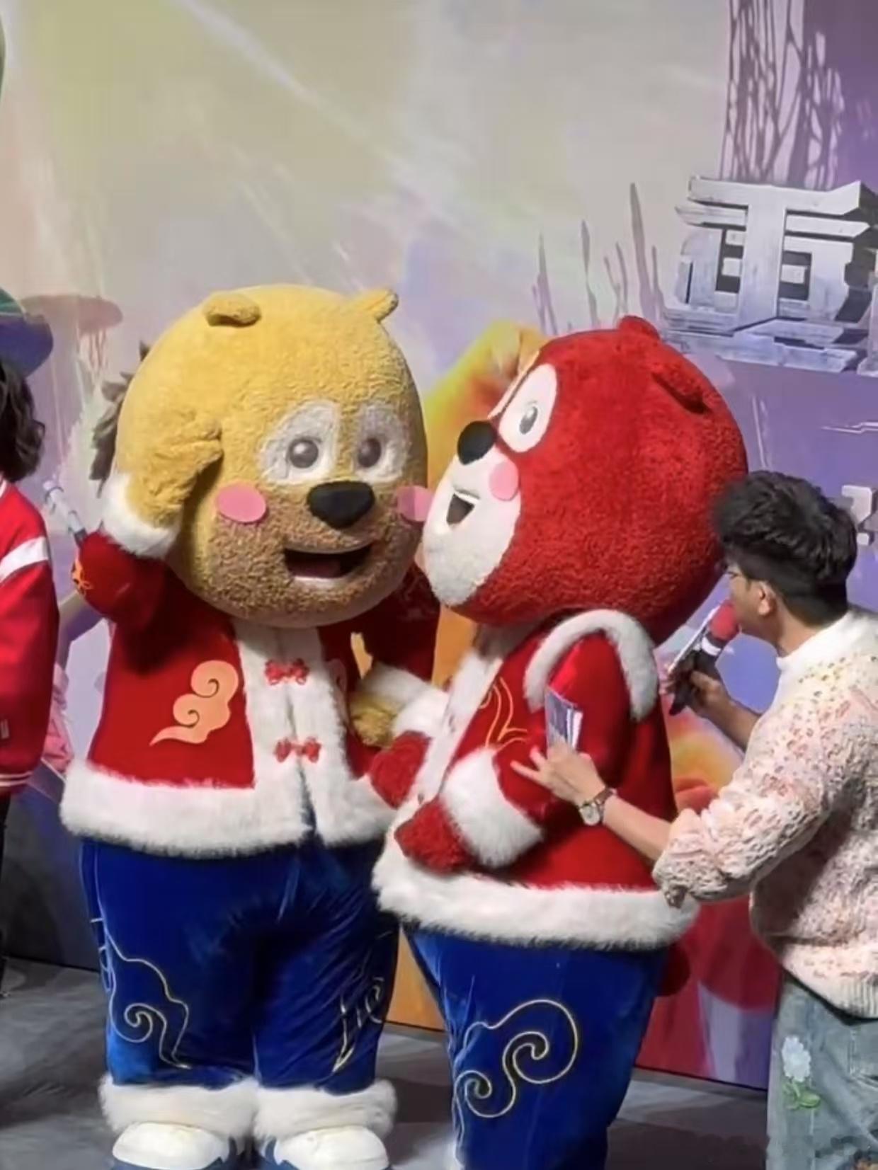 熊大熊二光头强不语只是一味点头  熊大熊二光头强走进现实也这么可爱！ 