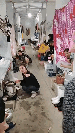 这是什么地方？人住的也太拥挤了，这究竟是影视剧中的画面，还是现实中真实的场景，真