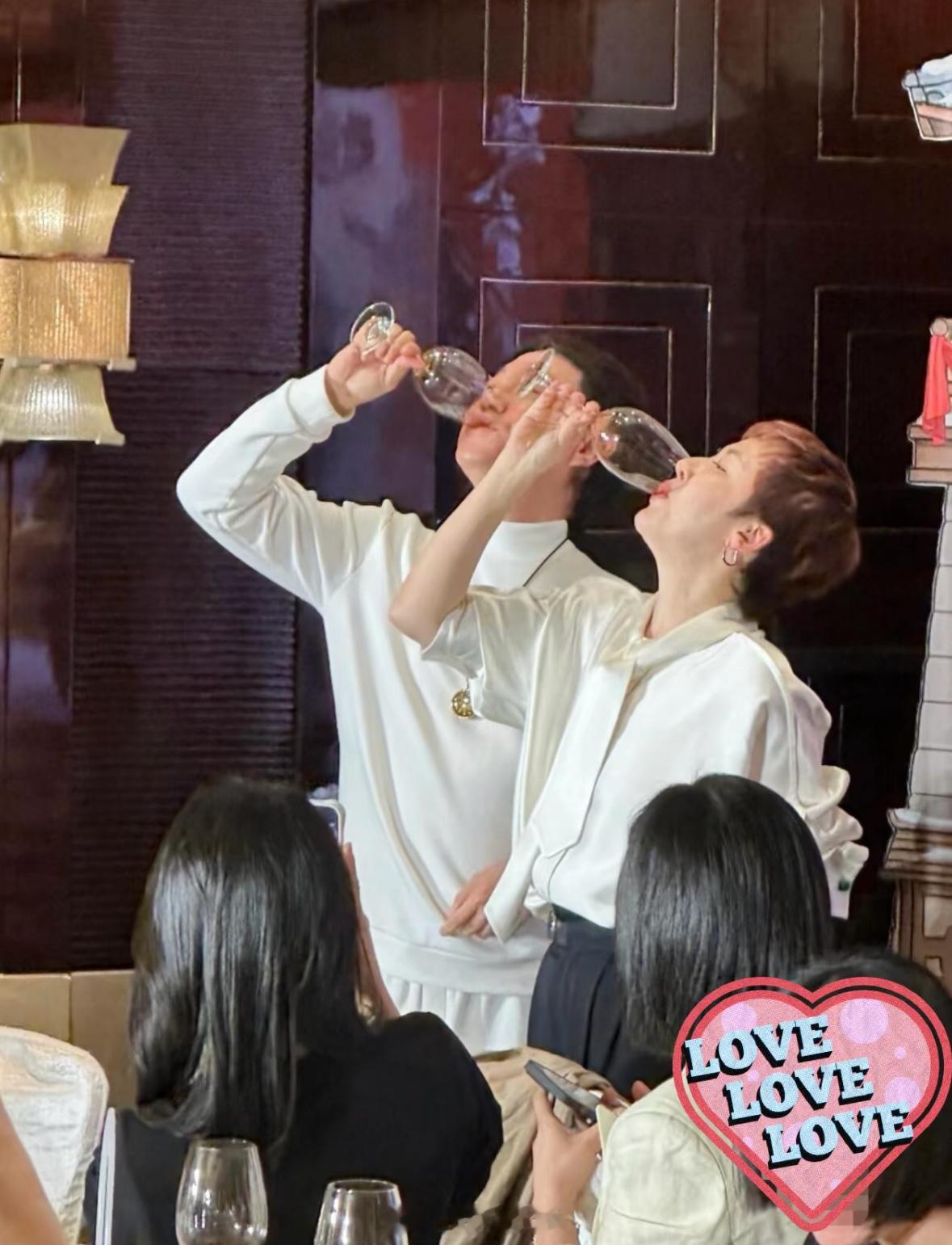 笑死我了逐玉庆功宴首页全是两个经纪人在敬酒，真有点像他俩结婚啊哈哈哈哈哈哈 张凌