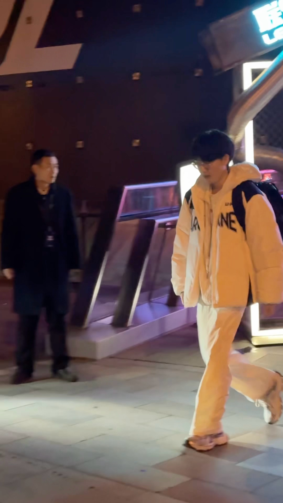 感觉鞠躬已经成为烙馍的肌肉记忆 看见粉丝先鞠完再说 都不白来👋 