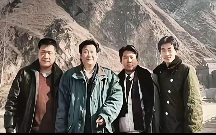 四兄弟在山前合影，笑得真开心。仔细看看你认识谁？如果认识，绝对是他的忠实粉丝。认