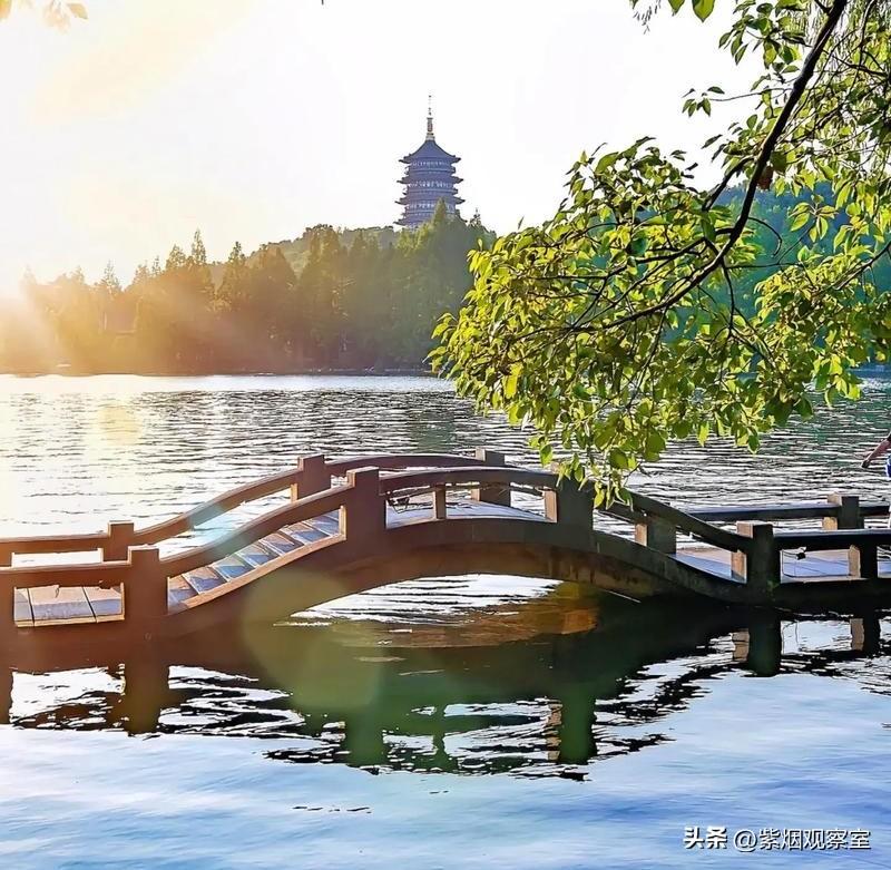 杭州西湖到底配不配5A景区？网上吵疯了，说实话很多人真的不懂
 
现在网上对西湖