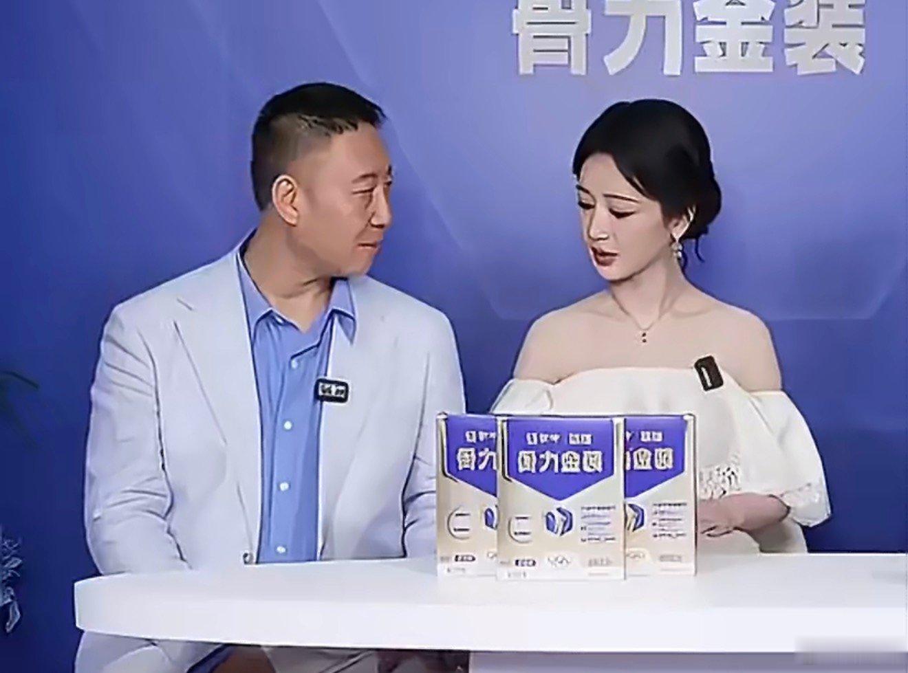 杨紫原生家庭很幸福杨紫原生家庭 杨紫原生家庭很幸福，真好杨紫 把腿合上