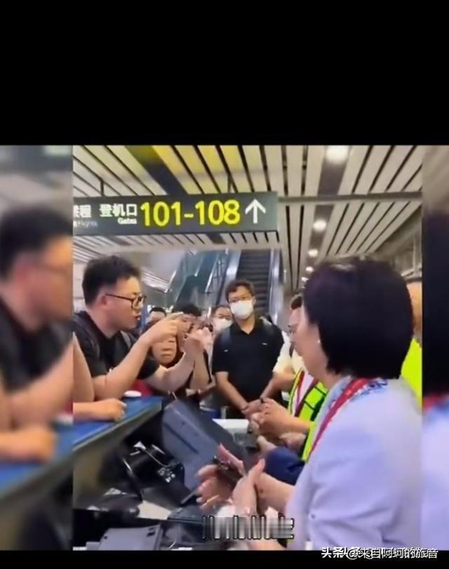 南航双语播报这事闹了快一个月了，也还没消停下来。有人把南航自己的客舱广播手册给翻