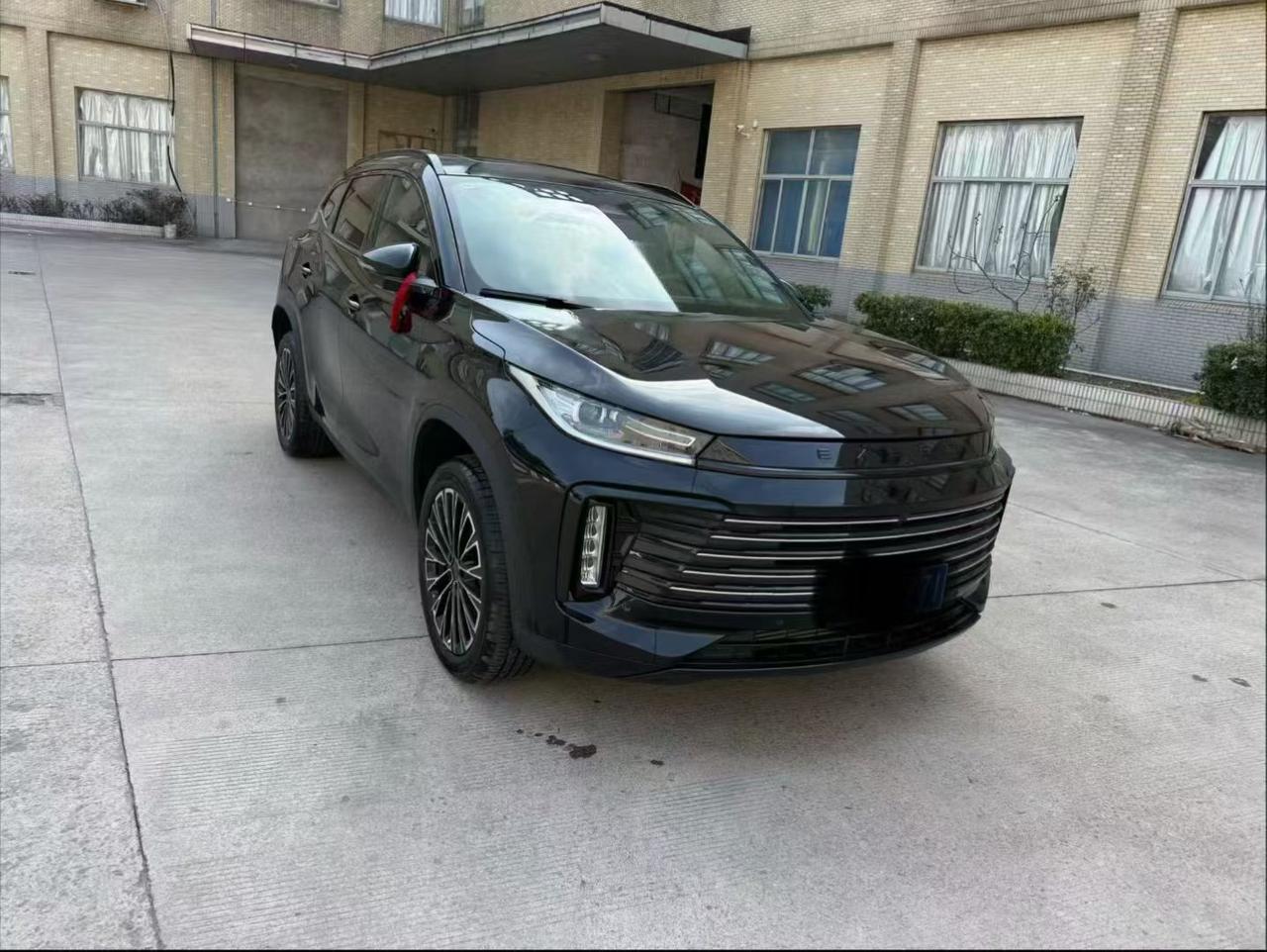 这款星途凌云两驱曜夜的前脸横向格栅大气稳重，不管是年轻人还是中年大叔，其实都是能