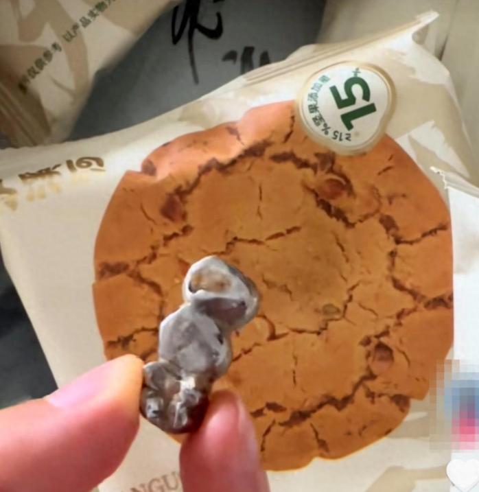 继山姆被总局约谈、承诺整改刚满月，又出事了！这回是在招牌桃酥里，竟吃出连体式三颗