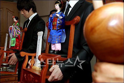 韩国女演员去世4年后被安排冥婚2007年，韩国女星郑多彬（本名郑惠善）在男友家上