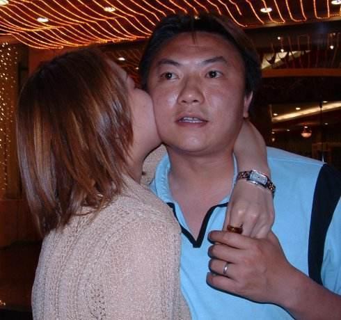 四川全兴队队长魏群，用他那粗大的手温柔又轻轻地为爱人戴上了结婚戒指——新娘邢澜，