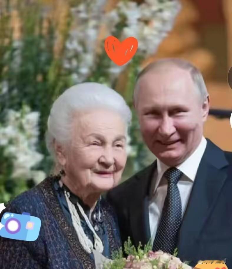 普京大帝的老母亲满头银发，一脸的慈祥，一位伟大的母亲，养育了一个强硬不凡的总统儿