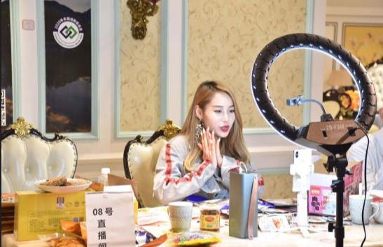 现在打开手机，不管是短视频平台还是购物平台，都能看到各类带货直播，涵盖的产品五花