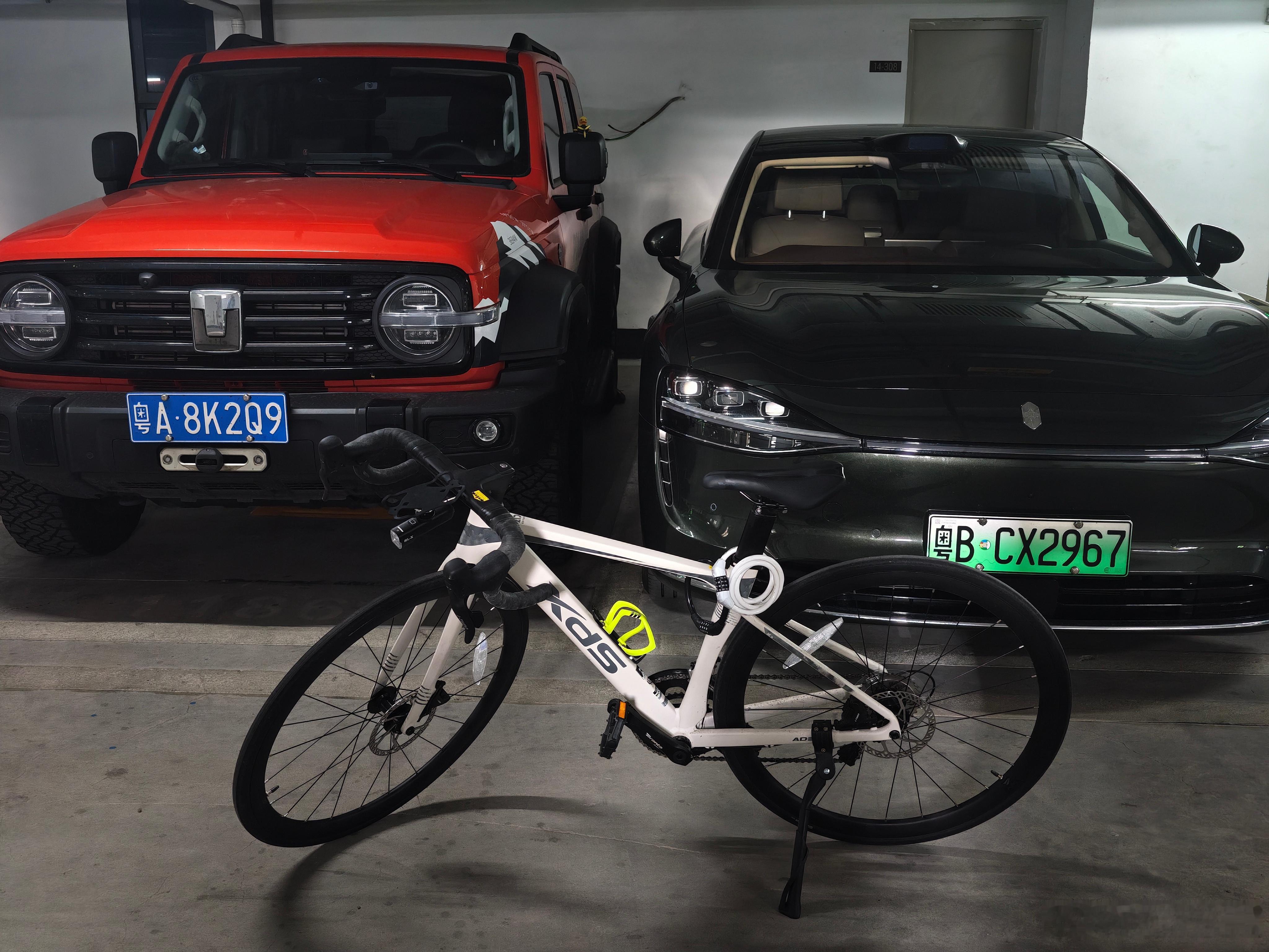 买自行车的时候信誓旦旦要陪着我天天骑车。现在他那辆折叠车买回来扔家里大半年了，总