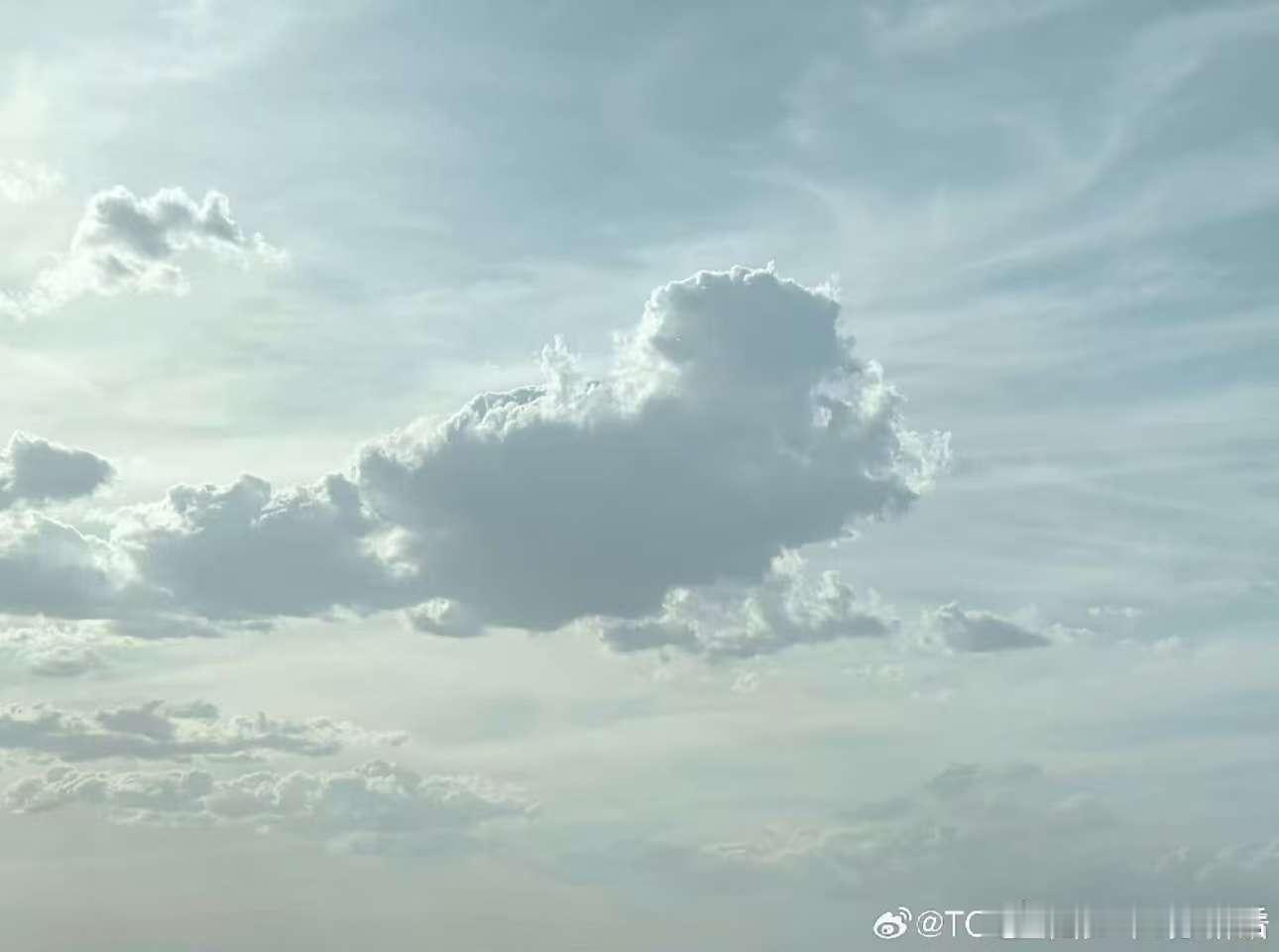 苏新皓补给防晒当中苏新皓你们看这个云像不像一只羊 哈哈哈哈苏新皓