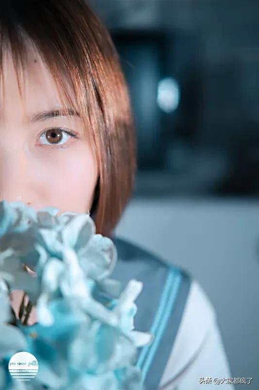 她婆婆生病住院，她并未前去照料。她母亲劝她：“你若做初一，就不怕他做十五？”她怒
